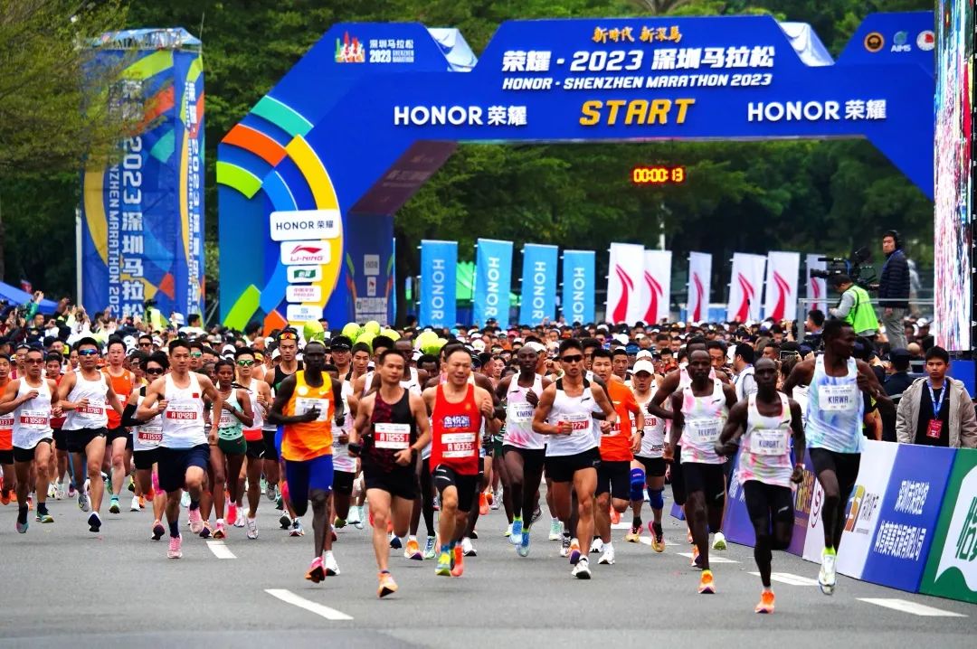 “你们尽情奔跑，我们倾力守护！”前海金融同业公会携手小黄人为深圳马拉松保驾护航